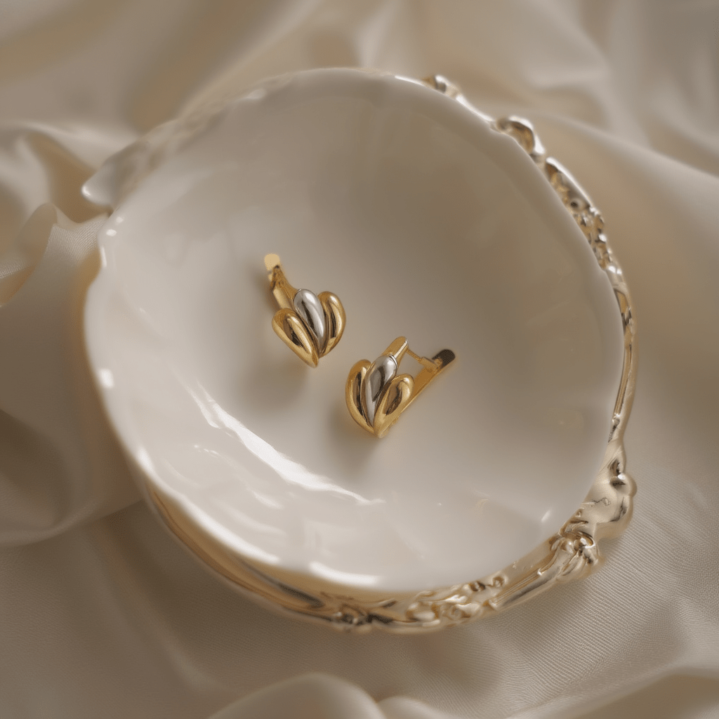 Brincos Pétala em Ouro Amarelo e Ouro Branco 19kl - Loja do Ouro