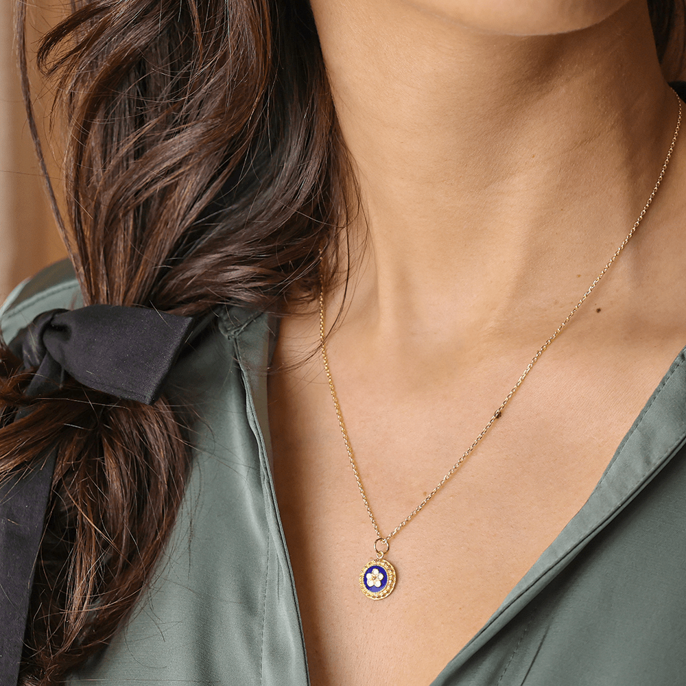 Conjunto Fio e Brincos em Prata Dourada com Medalha Caramujos Redonda Azul - Loja do Ouro