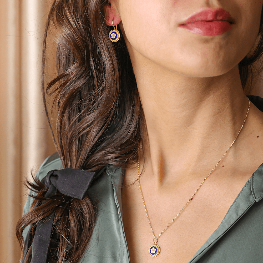 Conjunto Fio e Brincos em Prata Dourada com Medalha Caramujos Redonda Azul - Loja do Ouro