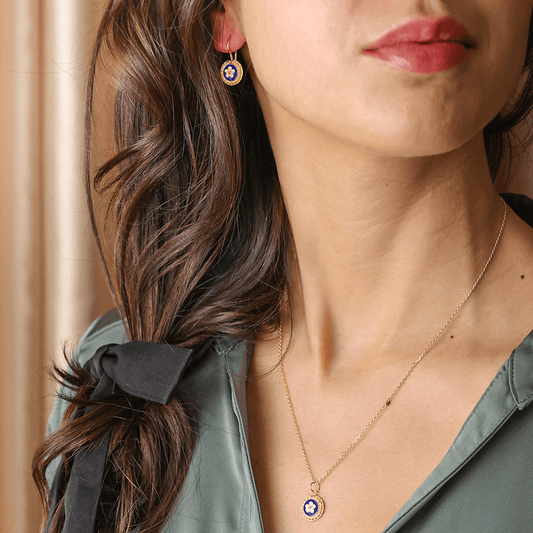 Conjunto Fio e Brincos em Prata Dourada com Medalha Caramujos Redonda Azul - Loja do Ouro