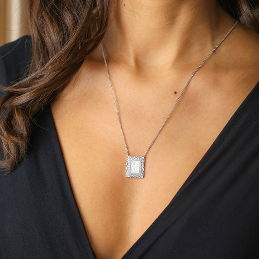 Escapulário em Prata com Imagem Religiosa em Madrepérola com Pomba e Cruz - Loja do Ouro