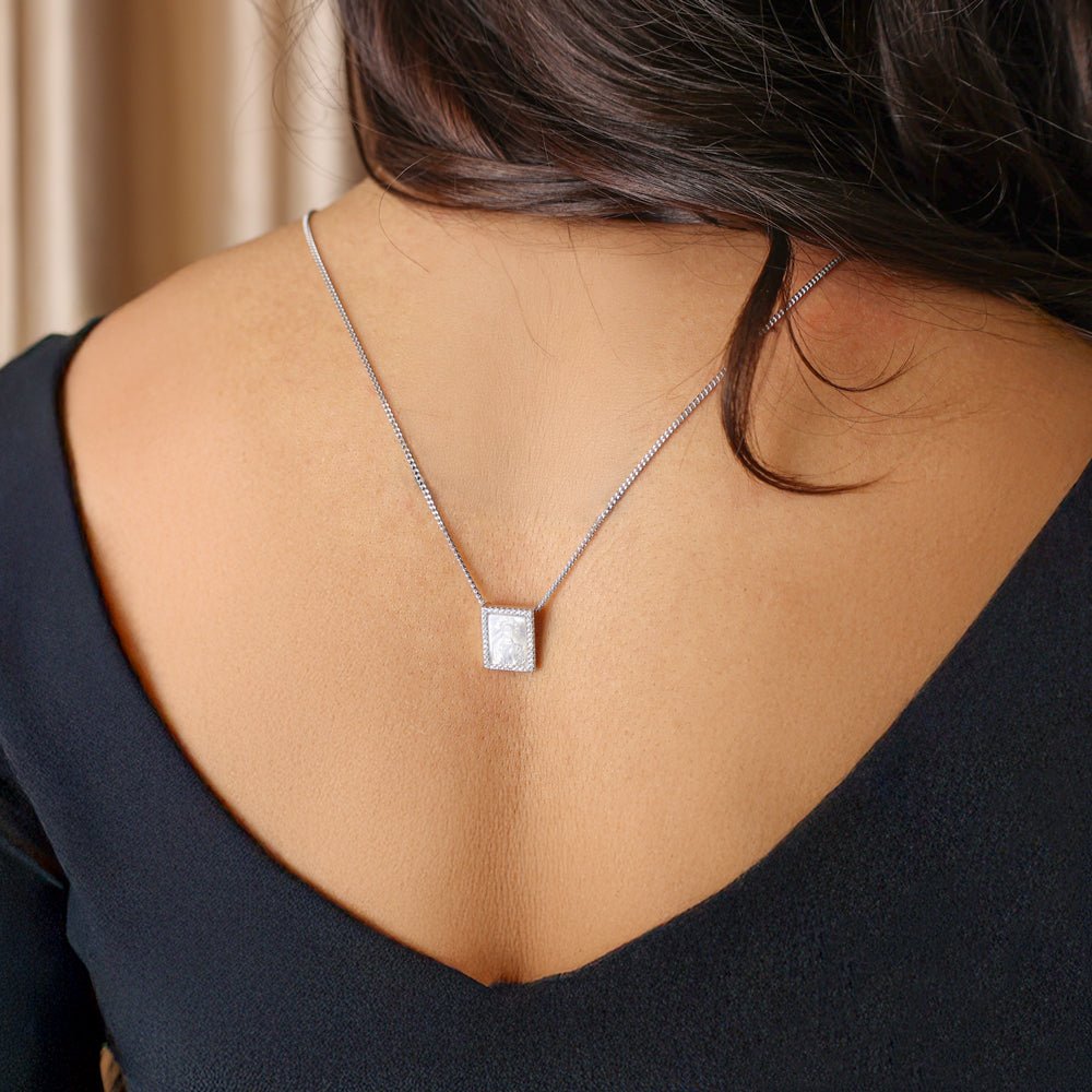 Escapulário em Prata com Imagem Religiosa em Madrepérola com Zircónias em Coração - Loja do Ouro