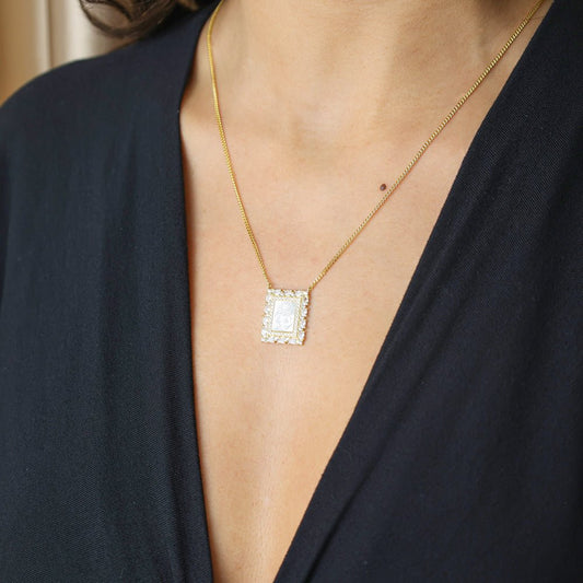 Escapulário em Prata Dourada com Imagem Religiosa em Madrepérola com Pomba e Cruz - Loja do Ouro