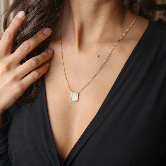 Escapulário em Prata Dourada com Imagem Religiosa em Madrepérola e Zircónias - Loja do Ouro