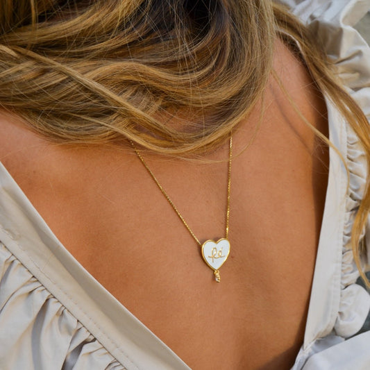 Escapulário Fé em Prata Dourada e Esmalte Branco - Loja do Ouro