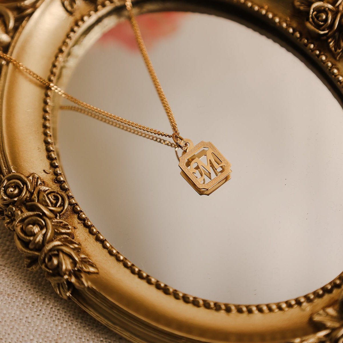 Medalha com Letra “M” em Ouro 19K - Loja do Ouro