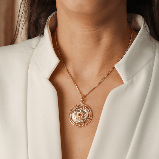 Medalha Dona Flor em Ouro 19kl com Rubi e Zircónias - Loja do Ouro