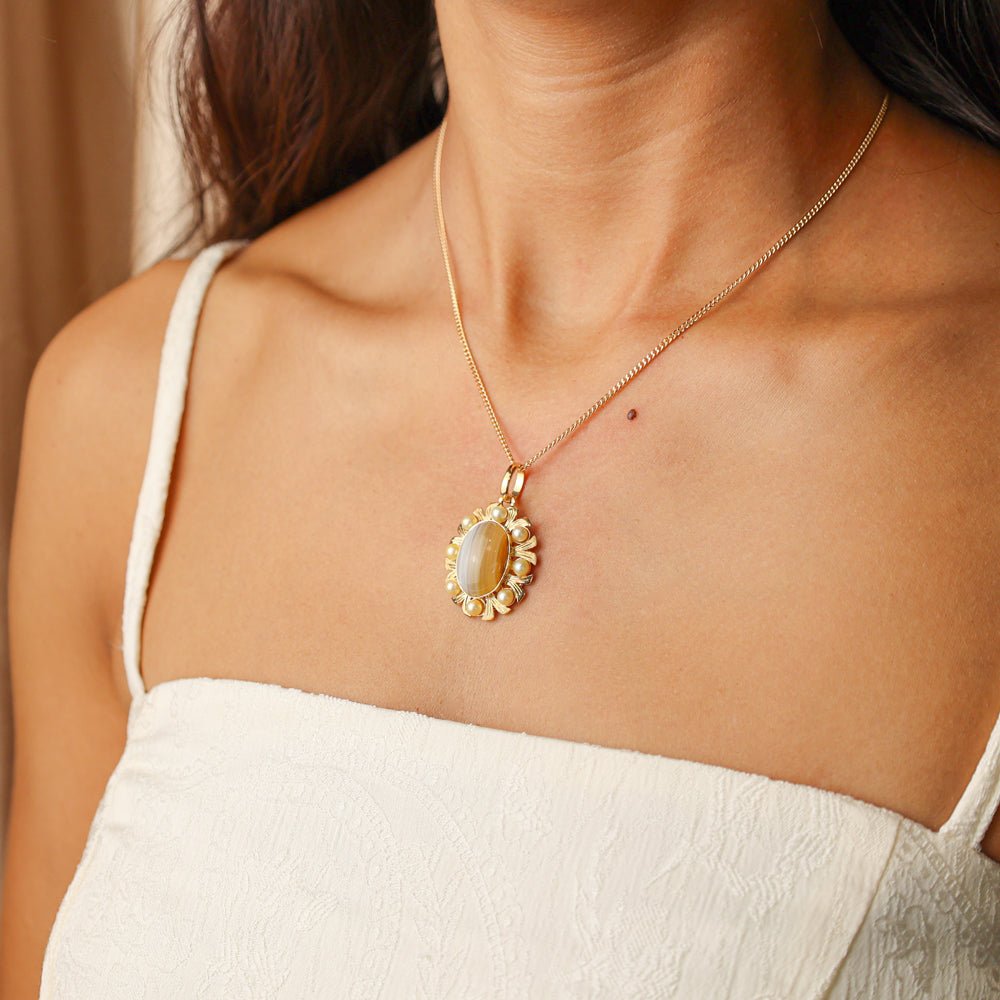 Medalha em Ouro 19kl com Ágata Castanha e Pérolas (2.8cm) - Loja do Ouro