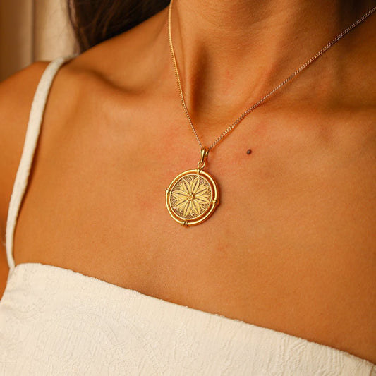 Medalha em Ouro de 19kl com Flor e Trabalhado em Filigrana (2.9cm) - Loja do Ouro