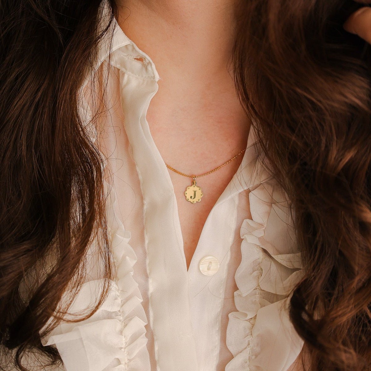 Medalha Flor em Ouro 19kl com Letra J - Loja do Ouro