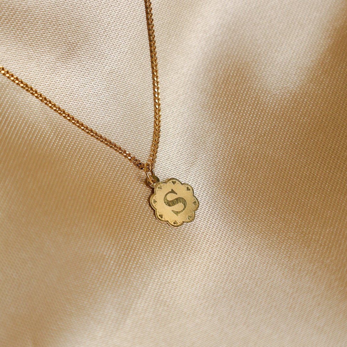Medalha Flor em Ouro 19kl com Letra S - Loja do Ouro