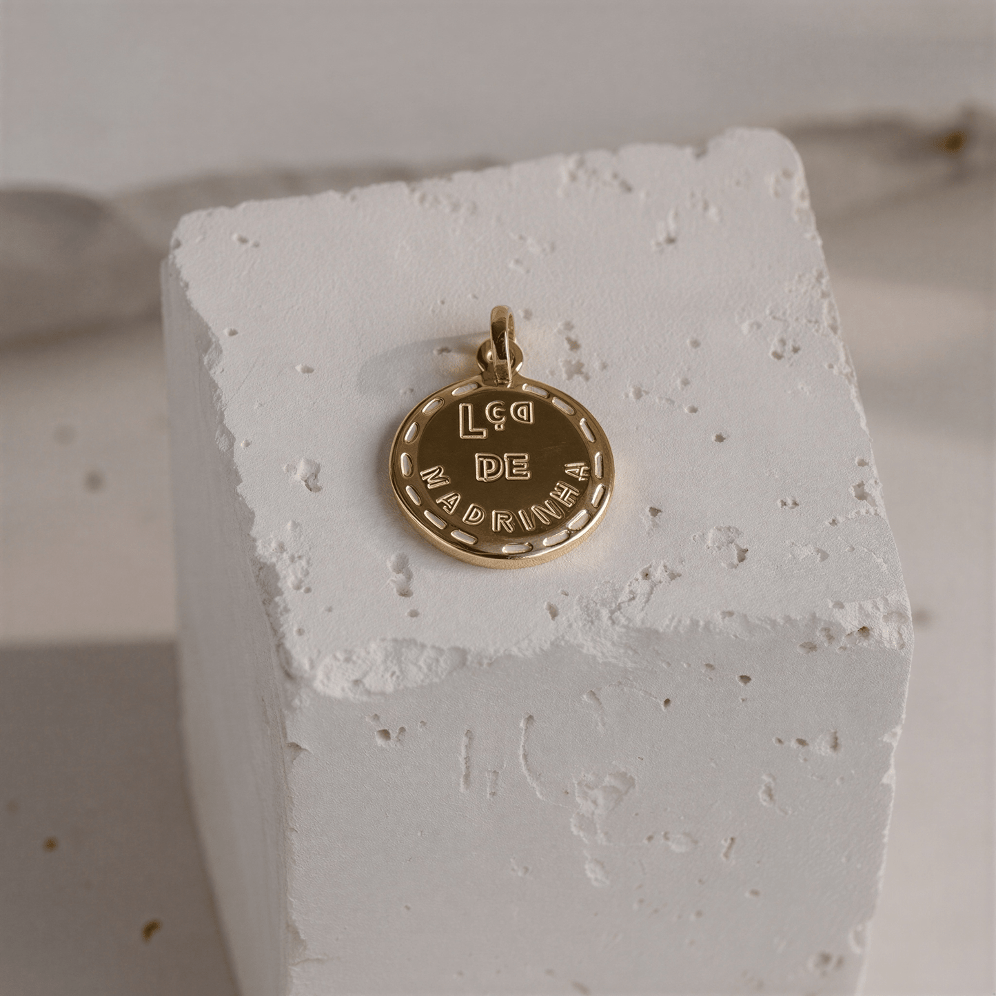 Medalha “Lça de Madrinha” em Ouro 19kl (1.4cm) - Loja do Ouro