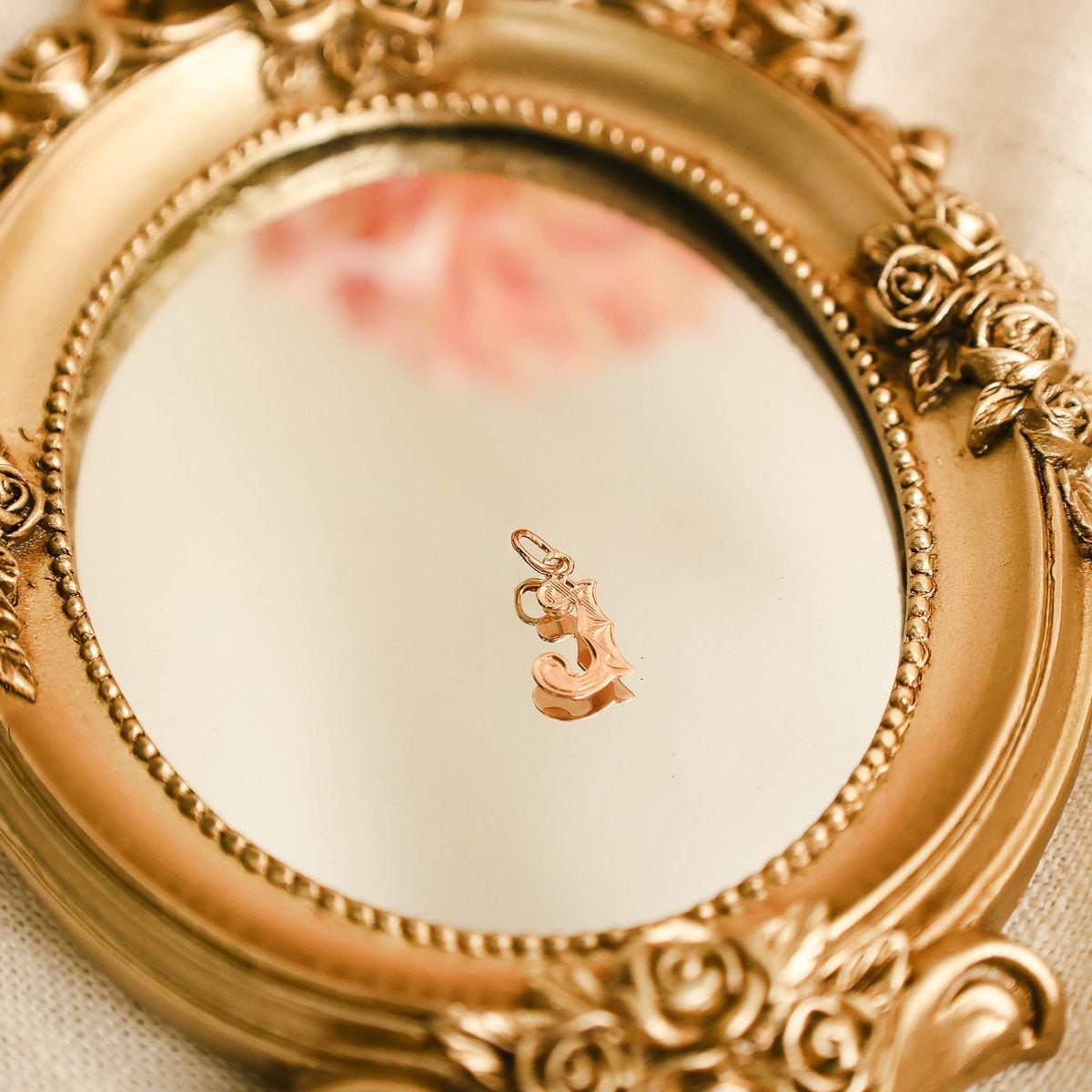 Medalha Raiada em Ouro 19kl com Letra L - Loja do Ouro