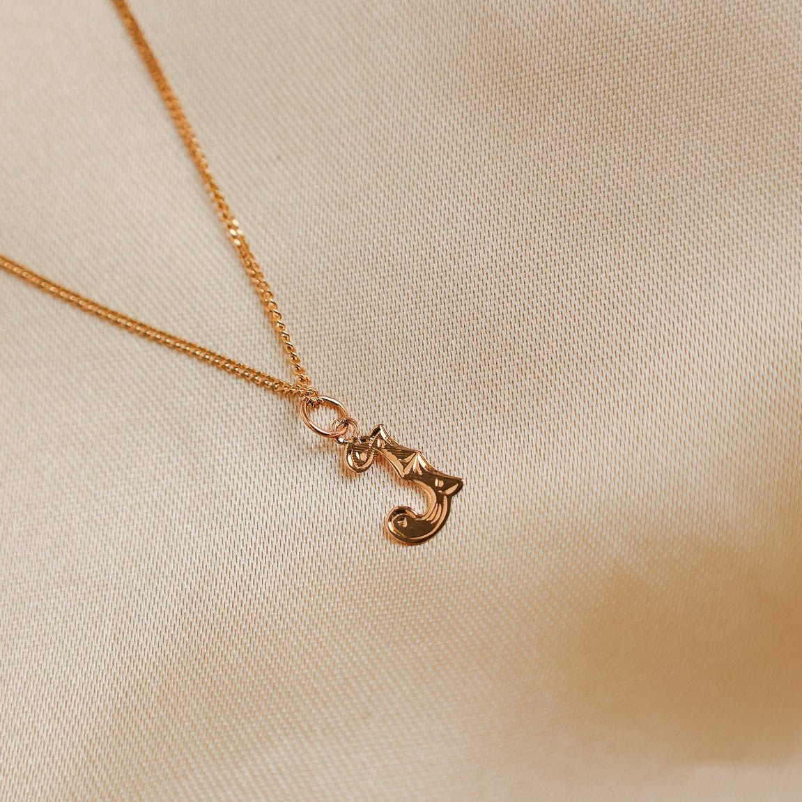 Medalha Raiada em Ouro 19kl com Letra L - Loja do Ouro