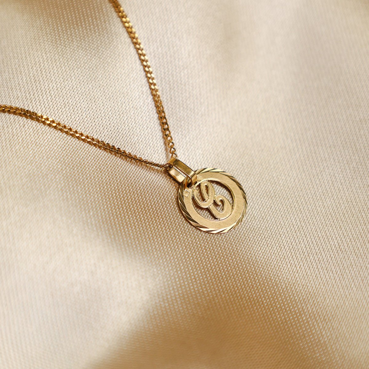 Medalha Redonda em Ouro 19kl com Letra C - Loja do Ouro