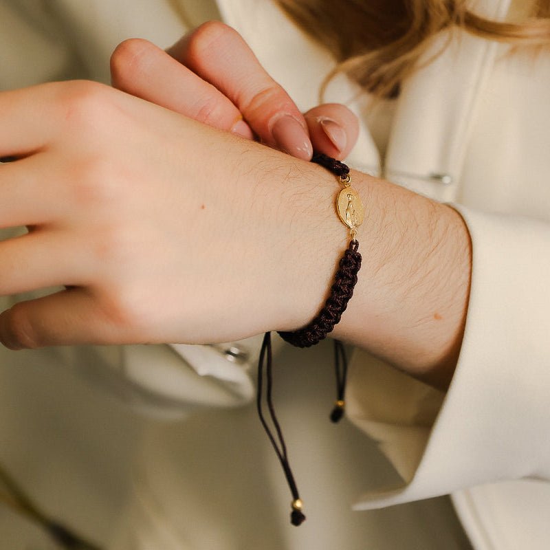 Pulseira Ajustável em Nylon Castanho com Medalha N Sra de Fátima - Loja do Ouro